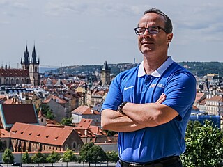 Nový trenér eských basketbalist panl Diego Ocampo pózuje po oficiálním...