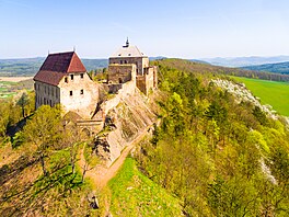 Nad vesnicí Toník vyrostl na konci 14. století stejnojmenný gotický hrad,...