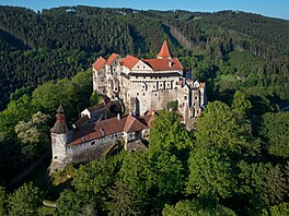 Perntejn. Gotický hrad ze 13. století se nachází na východ eskomoravské...