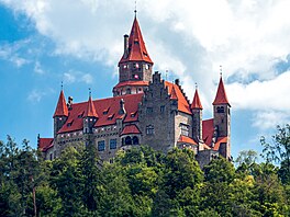 Bouzov. Gotický hrad v obci Bouzov na Olomoucku je nejnavtvovanjím hradem...