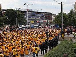 Dráantí fanouci pochodují Prahou