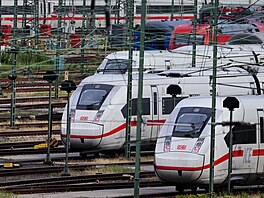 Soupravy vlak� ICE spole�nosti Deutsche Bahn stojí v depu Stellingen v...