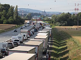 Na dálnici D2 u Brna jeden autobus narazil zezadu do druhého. Zranilo se celkem...