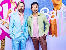 Pedstavitelé Ken, Ryan Gosling (vlevo) a Simu Liu (vpravo), se nenechali...