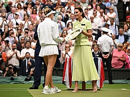 Markéta Vondrou�ová p�ebírá od princezny Kate trofej po vyhraném finále...