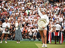 Markéta Vondrou�ová si u�ívá atmosféru po vyhraném finále Wimbledonu.