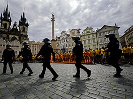 Policisté hlídají fanouky Dynama Dráany v Praze ped pípravným utkáním se...