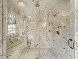V hlavní koupeln je velká samostatn stojící vana a uzavený sprchový kout s...