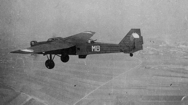 Aero MB-200 z Poln letky 85, kter psobila z polnho letit Radonice. Zamalovan trupov znaky svd o tom, e tento letov snmek byl pozen prv v dob mobilizace.