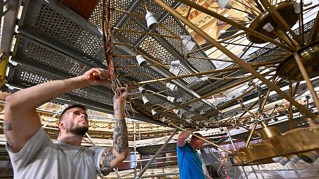 Pracovnci specializovan firmy pi oprav centrlnho lustru v brnnskm Mahenov divadle