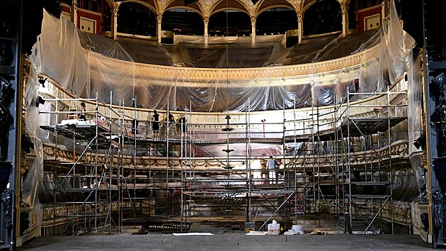 V brnnskm Mahenov divadle probh przdninov rekonstrukce, opravuj se i ntry a zlacen pedprsn l a balkon.