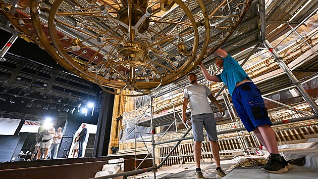 Pracovnci specializovan firmy pi oprav centrlnho lustru v brnnskm Mahenov divadle