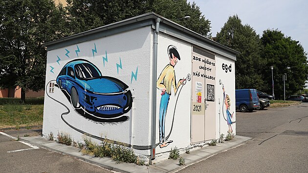Jak na elektromobilitu ukazuje i graffiti na vmnkov
stanici v Mikulick ulici v brnnsk Slatin.