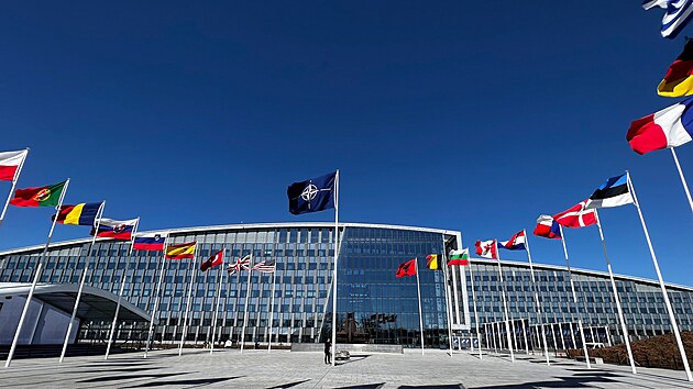 St�tn� vlajky �lensk�ch zem� NATO p�ed s�dlem organizace v belgick�m Bruselu.