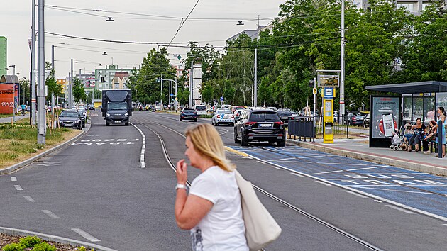Cyklist i motorist se cestou na jih Olomouce po prodlouen tramvajov trati stle potkaj s adou pot. Cyklostezky se vracej na silnice, kde mus kola dvat pednost autm. Cyklist i idii sleduj spoustu znaek a asto stoj na semaforech. Tramvajov koleje msty vedou po vozovce.