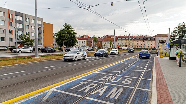 Cyklist i motorist se cestou na jih Olomouce po prodlouen tramvajov trati stle potkaj s adou pot. Cyklostezky se vracej na silnice, kde mus kola dvat pednost autm. Cyklist i idii sleduj spoustu znaek a asto stoj na semaforech. Tramvajov koleje msty vedou po vozovce.