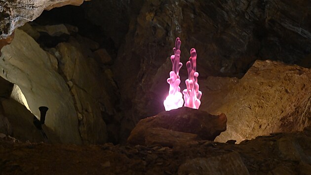 Nvtvnci Zbraovskch jeskyn krom sklskch instalac inspirovanmi jeskynnmi vzdobami mohou zhldnout i objekty pramenc z inspirace ekou Bevou.