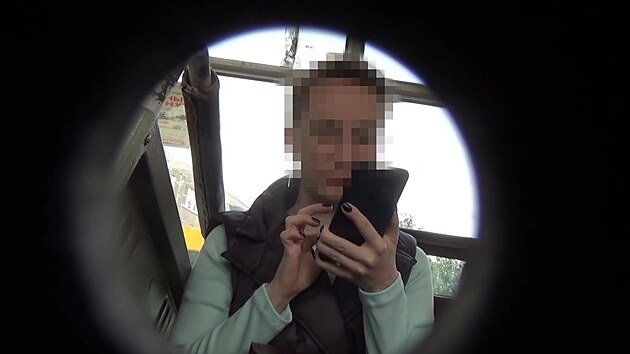 Na z�znamu zve�ejn�n�m ruskou bezpe�nostn� slu�bou FSB je �ena, kter� �dajn� shroma��ovala informace k proveden� teroristick�ho �toku na vodn� elektr�rnu v Ugli�i. (18. �ervence 2023)