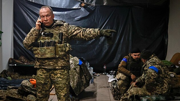 Velitel ukrajinské armády generálplukovník Oleksandr Syrskyj dává pokyny v...