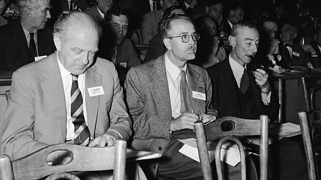 Ti vdci a jejich nebezpen tma, jadern fyzika. Zleva Werner Heisenberg, Christian Moller a Robert Oppenheimer