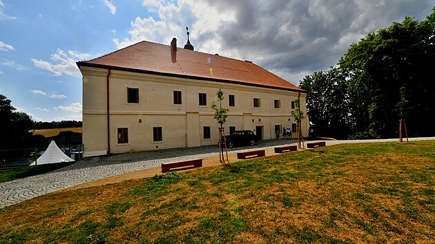 Zmek v Miroovicch na Teplicku je po dvou letech opraven a otevel se veejnosti. (ervenec 2023)