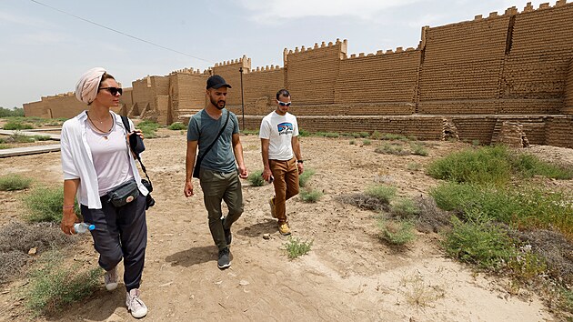 Ruska Anna Nikolaevna a Ameri�an Jacob Nemec p�i prohl�dce poz�statk� m�sta Babyl�n. 