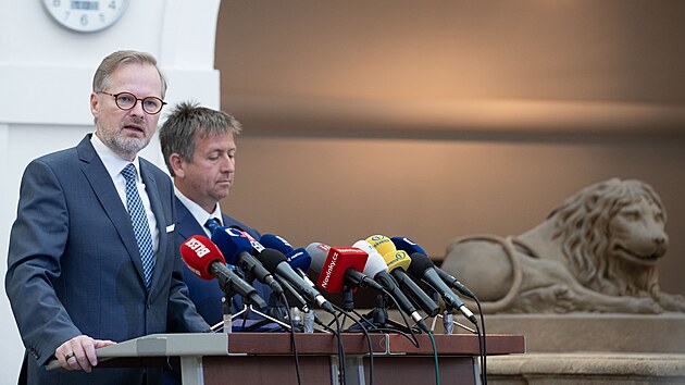 Premir Petr Fiala (vlevo) a mstopedseda eskho statistickho adu Jaroslav Sixta vystoupili na tiskov konferenci k vvoji inflace, 13. ervence 2023, Praha.