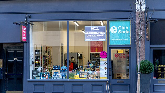 V Londn je prvn obchod, kter vypad jako klasick bar, ale neprodv se v nm ani kapka alkoholu. (14. ervence 2023)