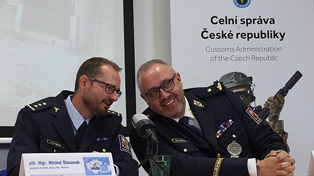 Tiskov konference Celn sprvy. Na snmku Marek imandl (vpravo) a Michal imnek z veden Celn sprvy R. (11. ervence 2023)