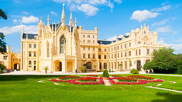 Zámek s rozlehlou zahradou v obci Lednice nedaleko jihomoravského Mikulova...