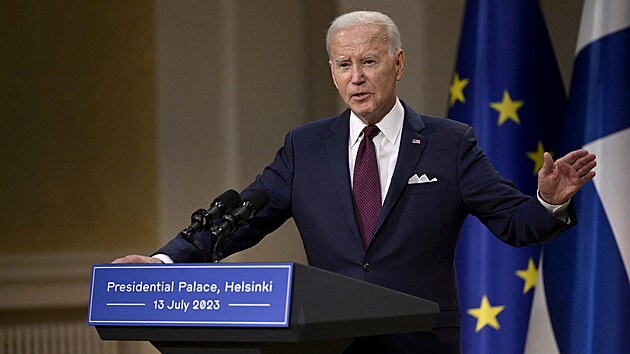 Americk prezident Joe Biden hovo bhem spolen tiskov konference s finskm prezidentem Saulim Niinistem (nen na snmku) v prezidentskm palci v Helsinkch. (13. ervence 2023)