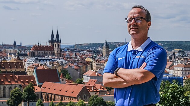Nový trenér českých basketbalistů Španěl Diego Ocampo pózuje po oficiálním...