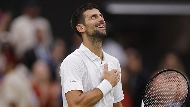 Srbsk tenista Novak Djokovi slav postup do finle Wimbledonu.