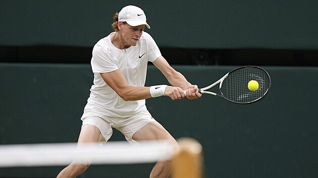 Italsk tenista Jannik Sinner hraje bekhend v semifinle Wimbledonu.