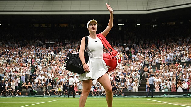 Ukrajinsk tenistka Elina Svitolinov se lou s divky po porce v semifinle Wimbledonu.
