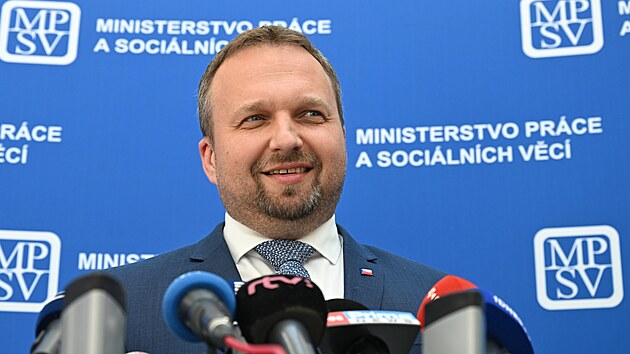 Ministr práce a sociálních věcí Marian Jurečka na tiskové konferenci týkající se důchodů (17. července 2023)