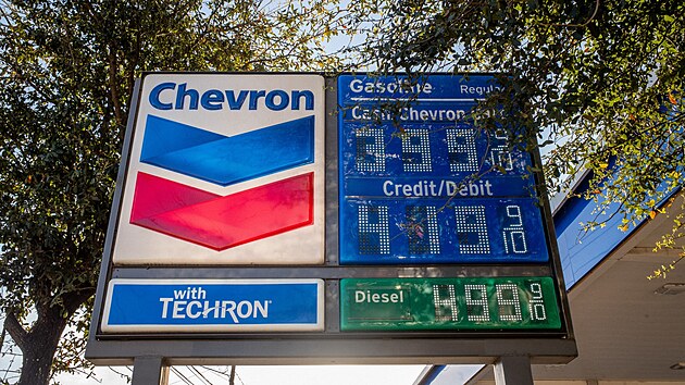 Uvolnnm strategickch zsob ropy Bidenova administrativa reagovala na stle se zvyujc ceny benzinu v USA. (1. dubna 2022)