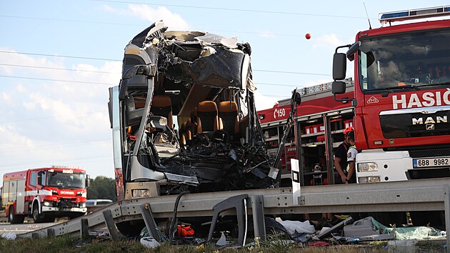 Na dlnici D2 u Brna jeden autobus narazil zezadu do druhho. Zranilo se celkem 76 lid, idi edho autobusu zemel a dlnice byla v obou smrech uzavena. (17. ervence 2023)