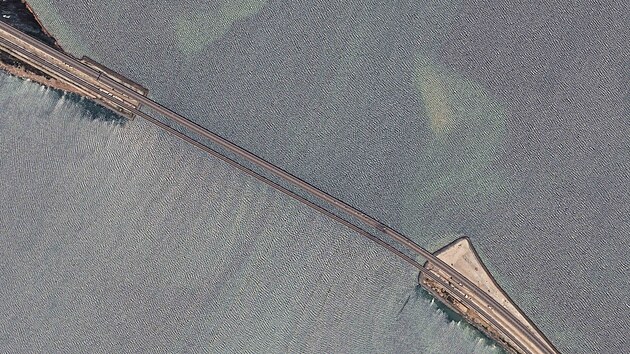 Satelitn obrzky spolenosti Maxar Technologies ukazuj vodnmi drony pokozen Kersk most spojujc Ruskem okupovan Krym s ruskou pevninou. (17. ervence 2023)