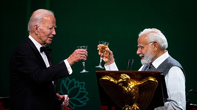 Indick premir Narndra Md se pi nvtv Washingtonu setkal s prezidentem USA Joem Bidenem. (22. ervna 2023)
