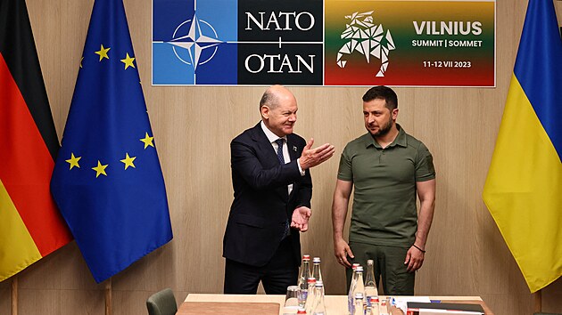 Nmeck kancl Olaf Scholz se na summitu NATO ve Vilniusu setkal s ukrajinskm prezidentem Volodymyrem Zelenskm. (12. ervence 2023)