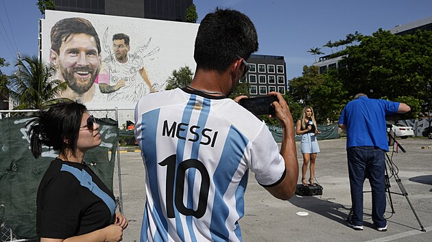 Destky fanouk dorazily ke stadionu, v pozoru byly i americk televizn tby. Lionel Messi piletl na Floridu.