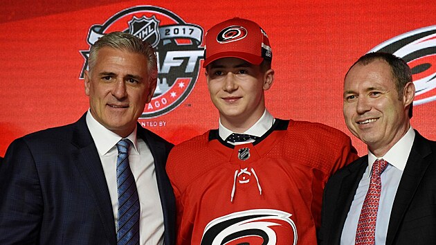 tonka Martina Nease si na draftu do NHL v roce 2017 vybrala Carolina.