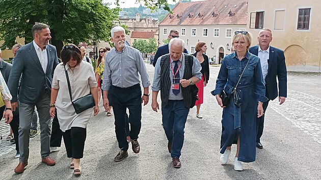 Prezident Petr Pavel s manelkou Evou prochzej za doprovodu kastelna Pavla Slavka (v kravat) krumlovskm zmkem. (19. ervence 2023)