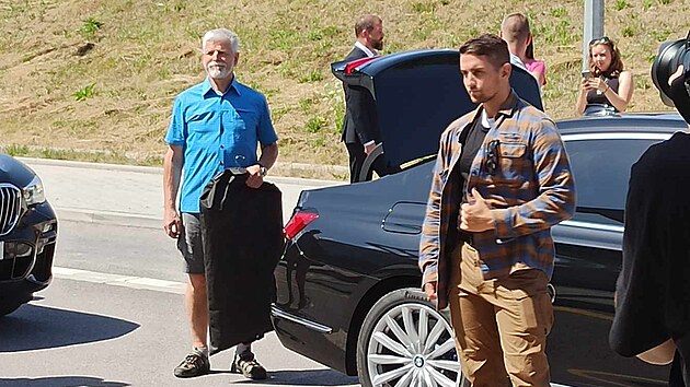 Na letiti se prezident Petr Pavel i lenov jeho ochranky pevlkli do sportovnho a vyrazili pod Kle. Na nejvy vrchol Blanskho lesa se vydali pky pod lanovkou. (18. ervence 2023)