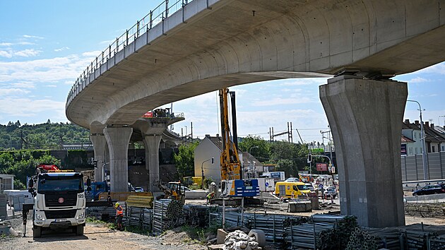 Na Tomkov nmst v Brn u idii jezd po nov vybudovan polovin mostu pes eku Svitavu. Dosavadn mostn provizorium se zaalo demolovat. (19. ervence 2023)