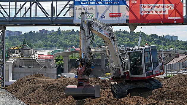 Na Tomkov nmst v Brn u idii jezd po nov vybudovan polovin mostu pes eku Svitavu. Dosavadn mostn provizorium se zaalo demolovat. (19. ervence 2023)