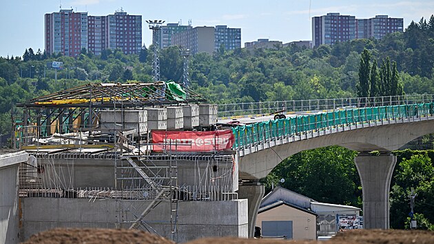 Na Tomkov nmst v Brn u idii jezd po nov vybudovan polovin mostu pes eku Svitavu. Dosavadn mostn provizorium se zaalo demolovat. (19. ervence 2023)