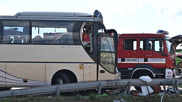Pi srce dvou autobus, z nich jeden pat spolenosti Flixbus, na dlnici D2 u Brna se zranilo 76 lid. idi druhho autobusu zemel. (17. ervence 2023)