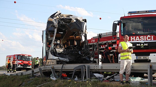Na dlnici D2 u Brna jeden autobus narazil zezadu do druhho. Zranilo se celkem 76 lid, idi edho autobusu zemel a dlnice byla v obou smrech uzavena. (17. ervence 2023)